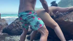 Namorada bunda grande biquíni socado mostrando sua bunda grande sexo na  praia - XNXX.COM