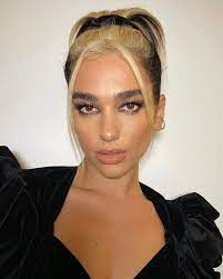 The don't start now singer stepped out for the award show on sunday night wearing piecey hair —. Dua Lipa Hair Styles Hairstyle Hair Color Streaks