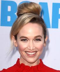 Long wavy professional hairstyles are ideal for busy women who jump from meetings to meetings and need to look confident all the time. Office Hairstyles For Women That Are Quick And Easy