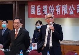 國巨今（30）日宣布取得奇力新百分之百股權，納入成為旗下百分之百持股子公司，董事長陳泰銘召開線上記者會說明，國巨整併普思、基美產生很大的「質變」，從原本常規品與特殊品營收佔比為 70% 與 30%，轉變到現在的 50% 與 50%，現在整併奇力新，目標 2023 年的佔比變為 20% 與 80%，擴及歐美日的. åœ‹å·¨ä½µè³¼å¥‡åŠ›æ–°çš„ä¸‰å¤§å¸ƒå±€ é™³æ³°éŠ˜ çµ‚æ–¼åšåˆ°è›‹ç³•ä¸Šçš„å¥¶æ²¹ ç™½è‚²ç¶¸ é è¦‹é›œèªŒ