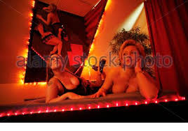 Beste geiz haus hamburg von buttersäure anschlag auf das geizhaus wandsbeker. Prostituierte Mary Und Jill L Posieren Auf Einem Bett In Der Geizhaus Bordell In Der Nordlichen Deutschen Hamburg 16 April 2009 Es Dauerte Nicht Lange Fur Die Weltweite Finanzkrise Alteste Gewerbe Der Welt In Deutschland Zu Beeinflussen In Eines Der