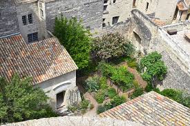 Explore a large selection of holiday accommodation, including houses, condos/apartments & more: Jardin Medieval Uzes Du Nord Au Sud Melvin Photographies