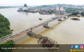 Sungai mahakam merupakan sungai yang sangat terkenal di kalimantan timur, namun konon bahwa sungai ini dikenal masyarakat sebagai tempat . Naga Penghuni Sungai Mahakam Menampakkan Diri Page 2 Jpnn Com Mobile
