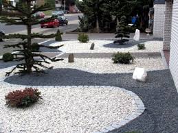 Front Garden Design With Gravel You Want To Give A Striking Front Yard Landscaping With Rocks Front Garden Design Stone Landscaping