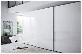 Arredamento di un appartamento dove abbiamo realizzato una cucina su misura ad angolo, superfici laccato bianco opaco con particolari in rovere massello naturale come il tavolo quadrato da 120 tutto a filo. Armadi Su Misura Prezzi Armadi Su Misura