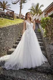 Check spelling or type a new query. Brautkleid A Linie Mit Auslaufender Spitze Und Langer Schleppe Pretty You