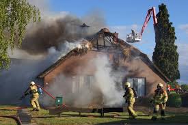 De brand is volgens een woordvoerder van de gemeente oldebroek niet bedreigend voor mensen de brand trok een tiental ramptoeristen. Rieten Dak Van Woning Volledig In Brand Bovenheigraaf Het Loo Oldebroek