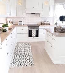 Sehr Schone Kuche Mit Beigebrauner Granit Arbeitsplatte Nice Kitchen With Med Bilder Vitt Kok Renovering Kok Lanthus