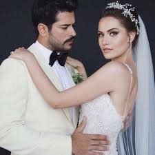 Fahriye evcen 'makyajsızım' dedi ama… bir süredir dizi ve sinema filmlerinde rol almayan fahriye evcen'in son paylaşımı tartışma konusu oldu. Fahriye Evcen Burak Ozcivit Home Facebook