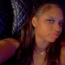 This bih think she allat cause she got a kurt franklin purse🤦🏽‍♂️