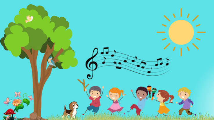 Uma ilustração infantil em estilo desenho animado, mostrando cinco crianças felizes pulando e dançando na grama, sob um céu azul claro com um sol amarelo vibrante. Uma menina toca maracás e outra segura baquetas de madeira. Acima delas, flutua uma pauta musical com notas e uma clave de sol, sugerindo música e ritmo. À esquerda, há uma grande árvore verde com um pássaro azul no tronco e pássaros brancos na copa. Um cachorro beagle está sentado ao lado da árvore, observando as crianças. No canto inferior esquerdo, há flores coloridas, borboletas e cogumelos. A cena transmite alegria, música e natureza.