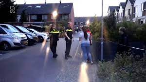 De agenten die woensdagavond gewond raakten bij een schietpartij aan de de la reystraat in dordrecht, zijn buiten levensgevaar. Drie Doden Bij Schietpartij Dordrecht Eerste Beelden Youtube