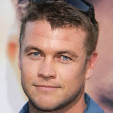 Compare his height, weight, eyes, hair color, sexual orientation luke hemsworth is a predominantly television actor. Luke Hemsworth Height In Feet Cm How Tall