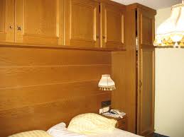 Komplettes schlafzimmer, bestehend aus schrank, bett und 2 massiven kommoden schrank ~ 303 x 224 x 60 ( beleuchtungsleiste in der tiefe nicht mitgemessen.) bett 328 x 222 mit überbau und nachtkästchen. Uberbau Bett Hotel Larchenhof Kaunertal Holidaycheck Tirol Osterreich