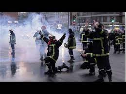 Ça leur apprendra des milliers de pompiers professionnels en colère ont défilé, mardi 15 octobre, à paris, pour dénoncer le manque d'effectifs. La Manifestation Des Pompiers Degenere Incidents Et Tensions 15 Octobre 2019 Paris Youtube