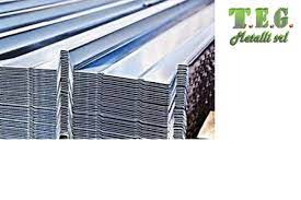 I tetti metallici vengono spesso realizzati con l'uso di lamiera grecata, che offre numerosi vantaggi: Lamiere Grecate In Acciaio 6 10 Per Copertura Tetto