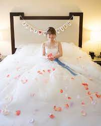 ベッドの上で撮るセルフフラワーシャワーショットの撮り方まとめ marry マリー フラワーシャワー 結婚式 アイディア 結婚