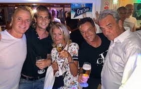 'ik vind het niet terecht dat pieter omtzigt als het ware onder druk wordt gezet & dat hij het probleem zou zijn voor het cda om tot deelname te. Facebook