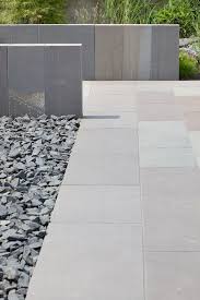 Gerade Linienfuhrung Klare Formsprache Wege Fuhren Vorbei An Stelen Die Als Blickfang Dienen Und Graser Und Blumen In Natursteine Naturstein Terrasse Steine