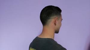 Los cortes de pelo de hombres con estilo degradados también son uno de los claros favoritos por ellos. Barber Difuminado En Pico Con Raya En Un Lateral Marcada A Navaja By Felix B Peluquero A Simon Youtube