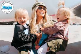 Paris Hilton presenta la colecci&oacute;n de Cutesie Crew en People Magazine