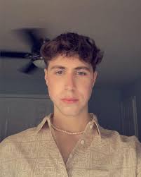 Andrew Curtis's Instagram, Twitter & Facebook