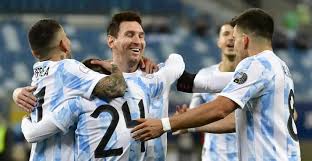 Argentina, que lleva 17 partidos invicta y es candidata a llegar a la final de la copa américa 2021, se enfrenta este sábado desde las 20:00 hora peruana (01:00 gmt) en los cuartos de final a ecuador, que no ganó en el torneo, pero demostró un buen nivel que le permite soñar con alcanzar su segunda semifinal.sigue en vivo el argentina vs ecuador aquí. N9fzalhbsiyumm