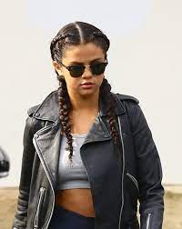 How Selena Gomez Got These Waves Without A Single Hair Tool Selena Gomez Selena Gomez Hair Selena Gomez Photos