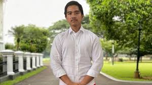 He graduated from acs international in singapore with an international baccalaureate diploma. Lupa Posting Ucapan Lebaran Sarung Kaesang Pangarep Disorot