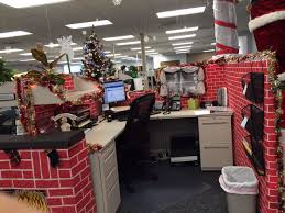 Here are the 15 cool christmas cubicle decorating ideas to bring in the festive cheer and make it beautiful. 40 Office Christmas Decorating Ideas All About Christmas