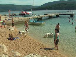 Abends empfehlen wir ihnen den nahe gelegenen ferienort fažana zu besuchen, der sie mit seinem mediterranen charme anziehen wird. Hundestrande In Kroatien Von Kroati De