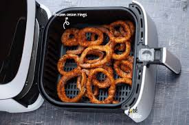 Put in airfryer basket and spray with a little bit of spray oil. How To Cook Frozen Onion Rings In Air Fryer The Fork Bite