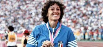 Huhtikuuta 1953) on italialainen uransa päättänyt korkeushyppääjä.hän voitti kesäolympialaisissa kerran kultaa (moskova 1980) ja kahdesti hopeaa (montréal 1976, los angeles 1984).simeoni ylitti vuonna 1978 kaikkien aikojen toisena naiskorkeushyppääjänä kahden metrin rajan tehdessään maailmanennätystuloksen 201 cm. Da Brescia A Mosca E Il Sogno Di Sara Simeoni Pagine Di Sport