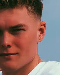 Billy Ennis's Instagram, Twitter & Facebook