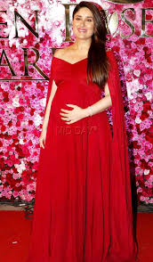 Kareena Kapoor Khan Flaunts Baby Bump In This Stunning Photo Shoot Maternity Dresses For Photoshoot Indian Maternity Wear Maternity Shoot Dresses