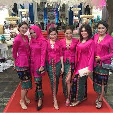 Menghadiri pernikahan teman atau kolega bisnis tentu menjadi hal yang penting. 18 Inspirasi Kebaya Seragam Buat Dipakai Bareng Teman Agar Makin Kompak Dan Sayang Kan