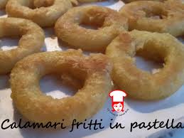 I calamari fritti sono un secondo piatto di pesce gustoso e che piace a tutti, in cui gli anelli di calamaro sono fritti nell'olio caldo con uova e farina, diventando dorati e croccanti. Calamari Fritti Con Pastella La Cucina Di Nonna Rita Secondi Piatti