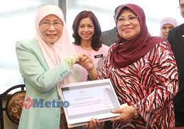 Datuk seri shahrizat abdul jalil akan meletak jawatan sebagai menteri pembangunan wanita, keluarga dan masyarakat pada 8 april 2012. Dr Wan Azizah Mula Tugas Menteri Wanita Dan Pembangunan Keluarga