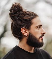 Rambut gondrong yang diikat di bagian belakang dan tengan rambut, kemudian bagian ujung rambut tidak. 10 Model Rambut Panjang Pria Paling Keren Buat Lo Mas Kulin Com