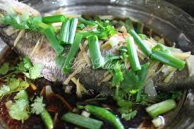 Ikan kerapu termasuk ikan yang sangat digemari masyarakat, hal ini karena tekstur dagingnya yang empuk dan kandungan gizinya yang sangat baik ikan kerapu merupakan salah satu ikan predator karena memiliki gigi yang tajam dengan jumlah yang cukup banyak, serta rongga mulut yang cukup. Ikan Siakap Kukus Chinese Style Azie Kitchen