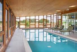 Wintergarten Mit Pool Und Grosszugiger Verglasung Moderne Pools Schwimmbader Hinterhof Hallenbad