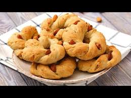 Avete presente quando siete davanti alla televisione e avete voglia di sgranocchiare qualcosa di accendere anche il forno per far in modo che sia ben caldo quando i taralli sono pronti. Taralli Fatti In Casa Friabili E Pieni Di Sapore Ecco La Ricetta Passo Dopo Passo Youtube