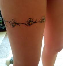 Daisy Chain Thigh Tattoo In Colour Daisy Chain Thigh Tattoo Ink Flower Power Leg Daisies Daisy Chain Tattoo Chain Tattoo Tattoos