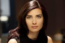 بالصور توبا بويوكستون برفقة حبيبها هاربه من عدسات الباباراتزي Tuba Buyukustun Turkish Actors Women
