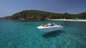 La résidence lagrange vacances le clos saint hilaire se situe à vieille aure, à 750 m du centre de st lary village et du téléphérique du pic lumière (navettes gratuites), à proximité immédiate de la résidence l'ardoisière, à 500 m de la télécabine et des thermes. Artimon Location Loisirs Et Sports Office De Tourisme De Saint Cyprien