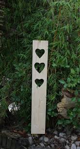 Ein Herzliches Willkommen In Ihrem Garten Ihrem Eingangsbereich Oder Als Deko Im Haus Die Holzstele Mit 3 Herzen Ist Pflanzenstander Holzstelen Holz