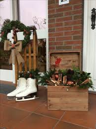 Hauseingang Mit Schlitten Und Beleuchteter Kiste Dekoration Weihnachten Dekoration Diy Weihnachten Dekoration