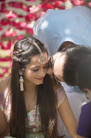 Mehendi Bridal Maang Tikka And Earrings And Braided Half Open Hairstyle Kresha Bajaj And Vanraj Indian Wedding Hairstyles Hair Styles Engagement Hairstyles