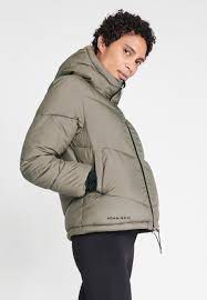 Choose from the timeless look of a trench or go for the contemporary appeal of a shorter cut jacket. Alba Puffer Jacket Green