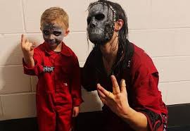Jay weinberg, drummer with band slipknot, has to keep his drumming and physical fitness in top shape.touring with slipknot is the drumming equivalent of being asked to run a marathon, night after. Slipknot Convida Baterista Prodigio A Subir Ao Palco E Conhecer Backstage